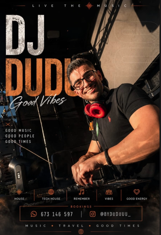 Cartel de DJ DUDU: Good Vibes, con su fotografía en la cabina y auriculares rojos